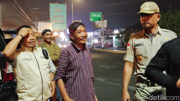 Rombongan Lurah Ngeposari, Semanu, saat sampai di Bundaran Siyono, Playen, Gunungkidul, Selasa (9/1/2024) pukul 02.30 WIB.