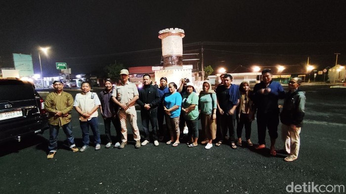 Rombongan Lurah Ngeposari, Semanu, saat sampai di Bundaran Siyono, Playen, Gunungkidul, Selasa (9/1/2024) pukul 02.30 WIB.