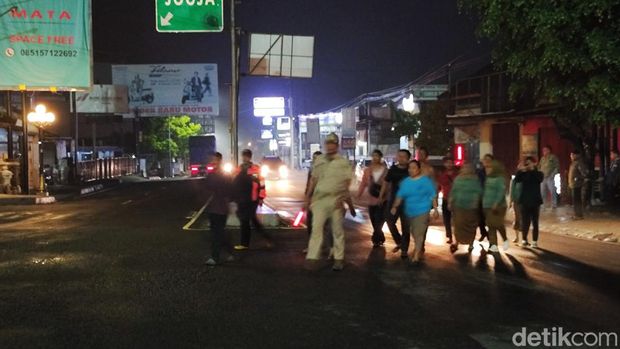 Rombongan Lurah Ngeposari, Semanu, saat sampai di Bundaran Siyono, Playen, Gunungkidul, Selasa (9/1/2024) pukul 02.30 WIB.