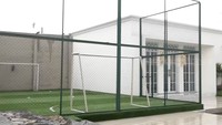 Ada juga lapangan futsal. Ustaz Solmed saat mengisi Pagi Pagi Ambyar mengatakan, Ada rumput asli dan sintetis. Ada lapangan futsal, bulu tangkis, lapangan tembak. Foto: dok. Capture Selebrita