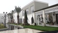 Rumah milik Ustaz Solmed dan April Jasmine itu berdiri di atas tanah seluas 4.000 m2. Bangunan berlantai 2 dan dibuat seperti kompleks. Ada lebih dari dua bangunan dalam rumah Ustaz Solmed. Foto: dok. Capture Selebrita
