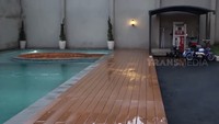 Ada kolam renang serta pom bensin mini untuk anak-anaknya mengisi bahan bakar kendaraan mainan anak-anaknya. Foto: dok. Capture Selebrita