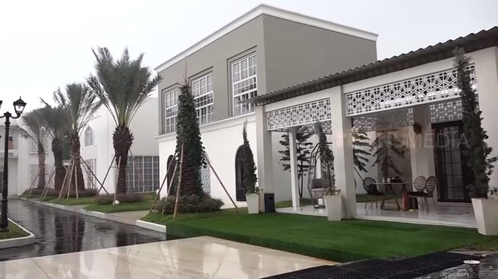 Rumah Mewah April Jasmine dan Ustaz Solmed