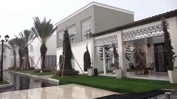 Rumah Mewah April Jasmine dan Ustaz Solmed