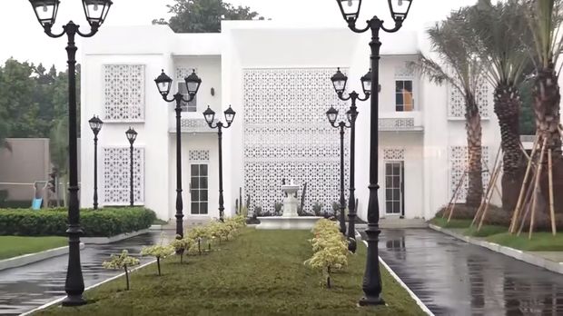 Rumah Mewah April Jasmine dan Ustaz Solmed