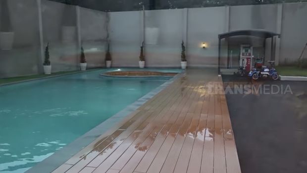 Pom bensin mini di area dekat kolam renang.