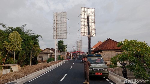 Satpol PP menyegel papan reklame ilegal di jalur Canggu-Tibubeneng.