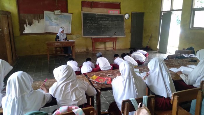 Sejumlah siswa di SDN Tasik belajar tanpa meja dan kursi.