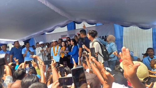 Istri cawapres Gibran Rakabuming Raka, Selvi Ananda, mendapat kejutan saat ulang tahun. Selvi menemani Gibran saat kampanye di Buleleng, Bali Selasa (9/1/2024).