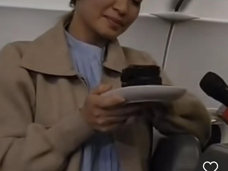 Selvi Ananda Ulang Tahun, Dapat Kejutan Kue di Pesawat!