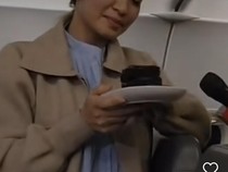 Selvi Ananda Ulang Tahun, Dapat Kejutan Kue di Pesawat!