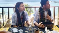 Saat perjalanan ke Labuan Bajo, wanita kelahiran 1989 ini ikut menemani suaminya yang hendak makan siang. Mereka makan di restoran dengan pemandangan laut Labuan Bajo yang indah. Foto: Instagram @selvie_ananda_