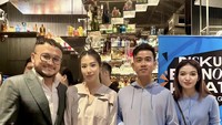 Kali ini menantu Joko Widodo itu sedang menemani suaminya makan bersama rekannya di sebuah restoran. Mereka terlihat menikmati churros hingga teh. Foto: Instagram @selvie_ananda_