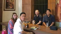 Tidak hanya di restoran mewah, ibu Jan Ethes bersama suaminya juga kerap makan di warung-warung sederhana. Begini momennya saat pasangan tersebut makan di rumah makan tradisional Jawa. Foto: Instagram @selvie_ananda_