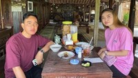 Hanya menggunakan kaos, Selvi Ananda ditemani Gibran Rakabumimg Raka makan di warung tradisional lagi. Orang tua Jan Ethes itu menikmati Soto Jimboeng. Foto: Instagram @selvie_ananda_