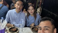 Selvi Ananda dan Gibran Rakabumimg juga sempat makan bareng Raffi Ahmad loh. Begini momennya saat mereka makan hidangan semacam ayam penyet di warung kaki lima. Foto: Instagram @selvie_ananda_