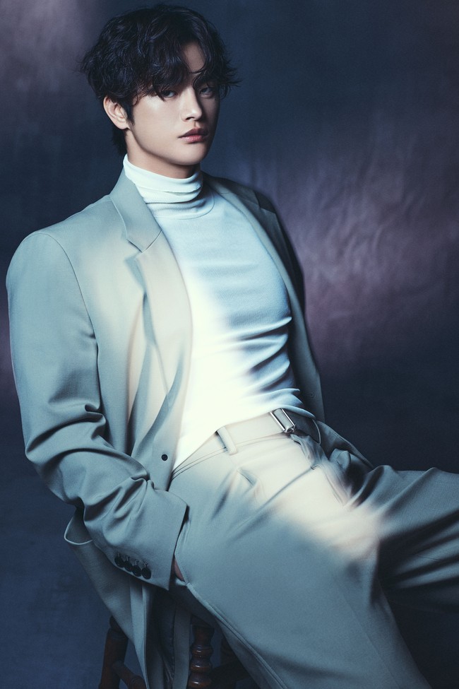 Seo In Guk dibesarkan oleh seorang ibu yang bekerja sebagai pemulung, mengumpulkan kardus-kardus bekas. Dia pun kesulitan membeli makan. Jalan hidup sang aktor berubah saat ikut kompetisi menyanyi Superstar K dan berhasil menang. Foto: dok. Prime