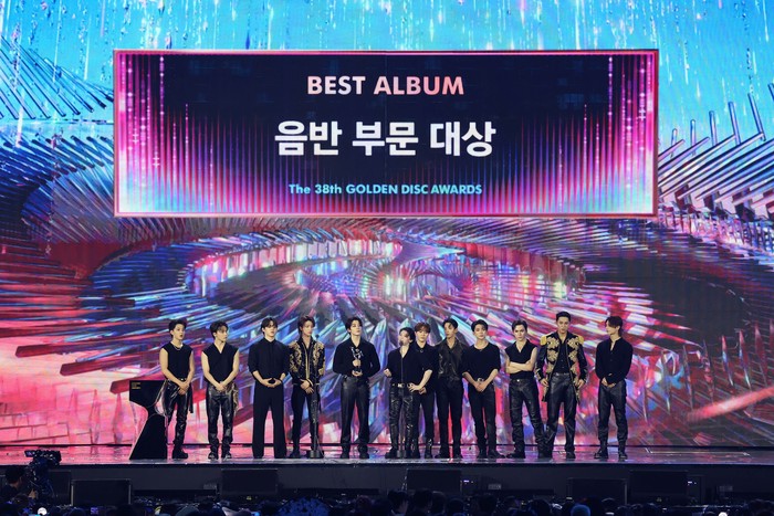 SEVENTEEN Boyband K-Pop SEVENTEEN saat menerima piala penghargaan utama Daesang/Album of the Year di Golden Disc Awards 2024, Sabtu (6/1/2024), di Jakarta International Stadium (JIS).