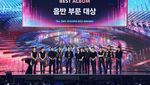 Foto-foto SEVENTEEN dan NewJeans Sang Pemenang Daesang GDA 2024