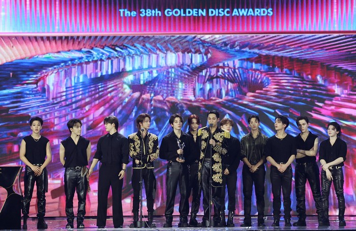 Boyband K-Pop SEVENTEEN saat menerima piala penghargaan utama Daesang/Album of the Year di Golden Disc Awards 2024, Sabtu (6/1/2024), di Jakarta International Stadium (JIS).