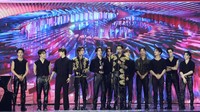 SEVENTEEN tampil dalam formasi tak lengkap saat pidato kemenangan. Jeonghan tidak dapat hadir karena masalah kesehatan. (Foto: dok. Golden Disc Awards/JTBC)