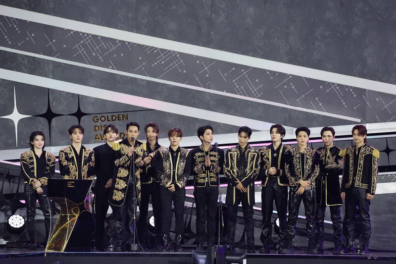 Boyband K-Pop SEVENTEEN saat menerima piala penghargaan Digital Song Bonsang di Golden Disc Awards 2024, Sabtu (6/1/2024), di Jakarta International Stadium (JIS).