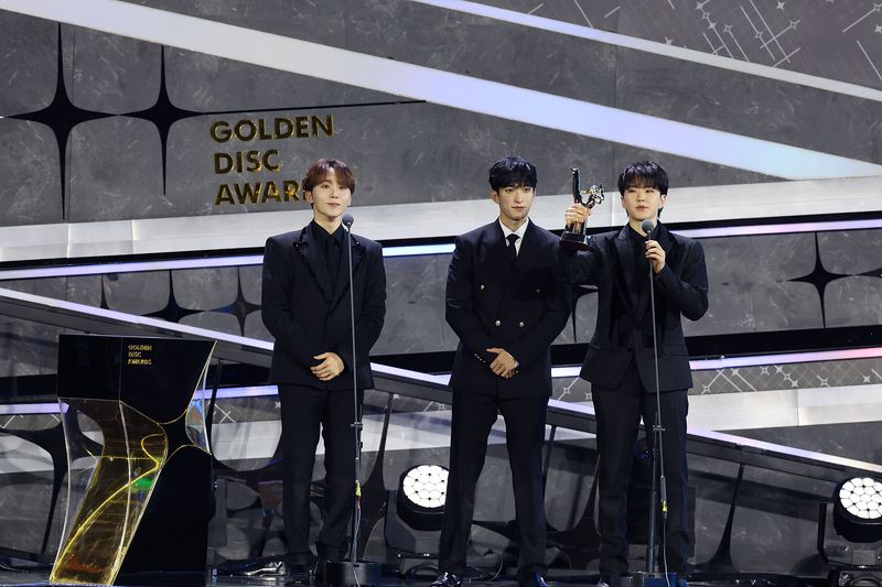 Boyband K-Pop SEVENTEEN-BSS saat menerima piala penghargaan Digital Song Bonsang di Golden Disc Awards 2024, Sabtu (6/1/2024), di Jakarta International Stadium (JIS).