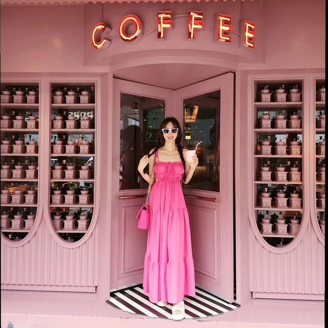 Dalam program Single For Men, Take Off Your Shoes, Shin Joo Ah mengatakan jika ia bertemu Sarawut di Thailand. Pria keturunan China-Thailand tersebut adalah adik kelas dari suami temannya. Di sana, temannya menawarkan Joo Ah untuk bertemu dengan Sarawut. Foto: Instagram @shinjooah