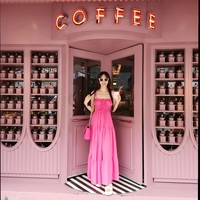 Dalam program Single For Men, Take Off Your Shoes, Shin Joo Ah mengatakan jika ia bertemu Sarawut di Thailand. Pria keturunan China-Thailand tersebut adalah adik kelas dari suami temannya. Di sana, temannya menawarkan Joo Ah untuk bertemu dengan Sarawut. Foto: Instagram @shinjooah