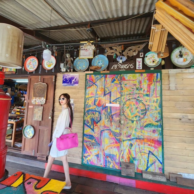 Dikatakan jika Sarawut langsung jatuh cinta dengan Shin Joo Ah ketika melihat aktris Kill Heel itu makan stik ayam dengan tangan. Foto: Instagram @shinjooah