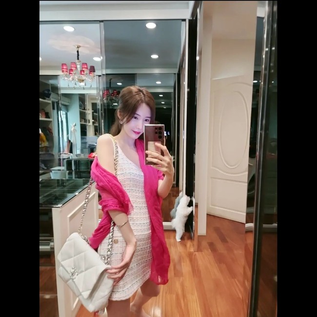 Setelahnya, Sarawut mulai mengunjungi Shin Joo Ah di Korea. Awalnya Joo Ah pun tidak menyangka jika pria itu adalah pengusaha karena penampilannya yang sederhana. Foto: Instagram @shinjooah