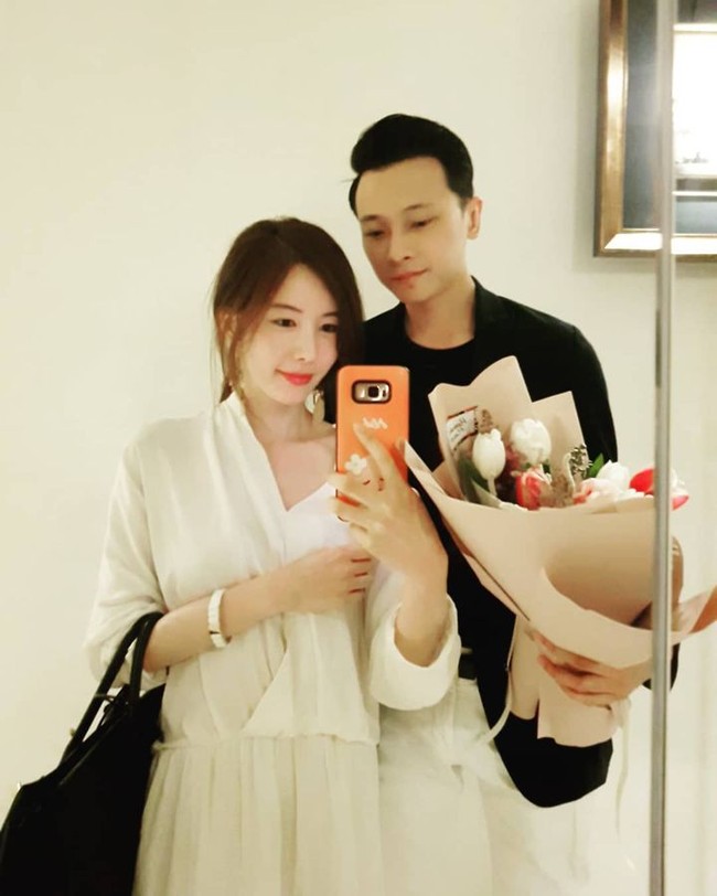 Meski sudah cukup lama jadi istri pengusaha, tampaknya pemain Love ft. Marriage & Divorce itu belum sepenuhnya terbiasa jadi orang kaya. Ia mengaku masih terkejut dengan besarnya rumah mereka di Thailand. Aku masih belum tahu berapa banyak kamar yang ada di rumahku, ujarnya. Foto: Instagram @shinjooah