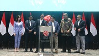 Dari kiri: Wakil Direktur Utama Bank Mandiri Alexandra Askandar, Direktur Utama Bank Mandiri Darmawan Junaidi, Direktur Utama Mandiri Sekuritas Oki Ramadhana, Direktur Utama Bank Syariah Indonesia Hery Gunardi, Direktur Utama Bursa Efek Indonesia Iman Rachman dan Komisaris Utama dan Komisaris Independen Mandiri Sekuritas Hoesen berbincang saat acara Peluncuran Investasi Serba Syariah di Jakarta, Selasa (9/1/2024).   
