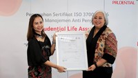 Penyerahan sertifikasi ini secara simbolis diserahkan oleh Nolia Natalia, Managing Director PT BSI (British Standards Institution) Group Indonesia kepada Michellina Laksmi Triwardhany selaku Presiden Direktur Prudential Indonesia di Prudential Tower, Jakarta (9/1). Penganugerahan ini menjadi bukti komitmen Prudential Indonesia dalam menerapkan good corporate governance dengan prinsip zero tolerance terhadap suap dan korupsi melalui implementasi sistem manajemen anti penyuapan di seluruh operasional bisnis. 