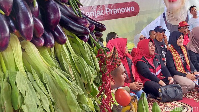 Siti Atiqoh (kanan) bertemu dengan petani perempuan di Lampung