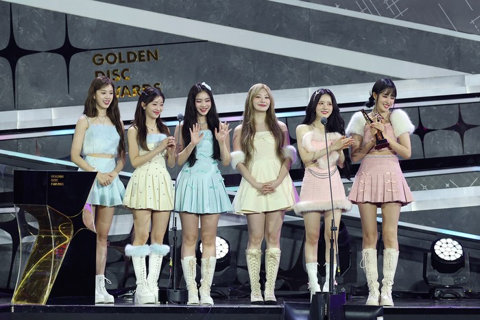 Girlband K-Pop STAYC saat menerima piala penghargaan Digital Song Bonsang di Golden Disc Awards 2024, Sabtu (6/1/2024), di Jakarta International Stadium (JIS).
