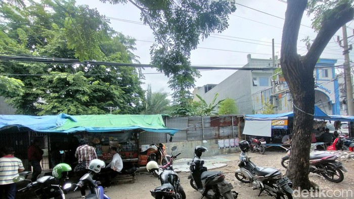 Suasana warung di Jalan Klampis Jaya Madya Surabaya diduga jadi lokasi 3 mahasiswa pesta miras sebelum tewas