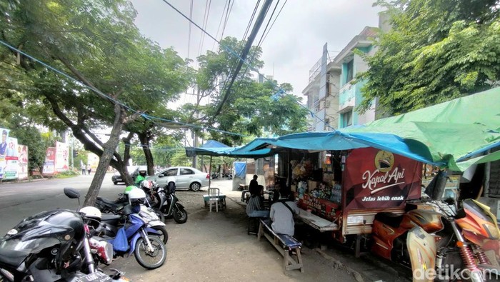 Suasana warung di Jalan Klampis Jaya Madya Surabaya diduga jadi lokasi 3 mahasiswa pesta miras sebelum tewas