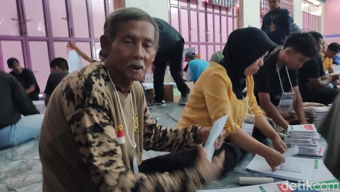 Suherman dan Eti sedang melakukan sortir dan lipat surat suara di Gudang Logistik KPU Ciamis Desa Cisadap.