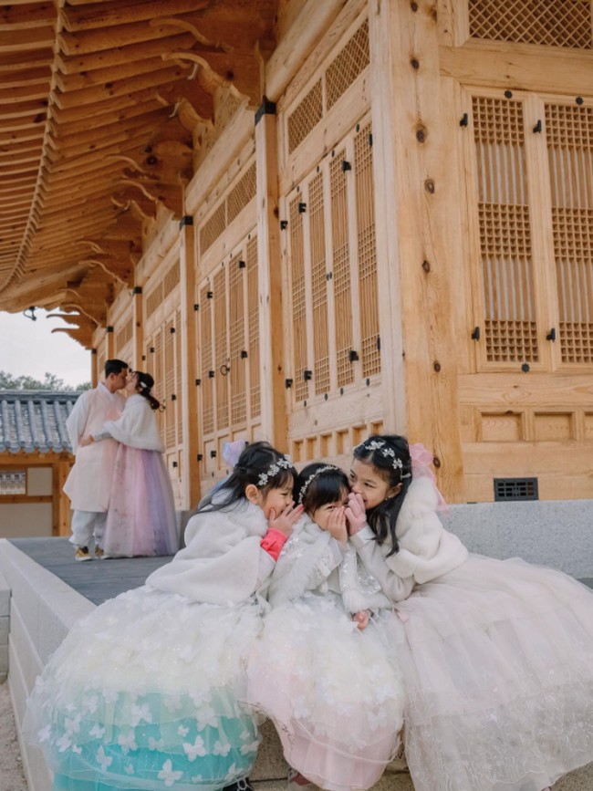 Awal 2024, Surya Insomnia mengajak sang istri beserta anak-anaknya pergi liburan ke luar negeri. Ia pun mengatakan kebahagiaannya bisa tercipta kalau istri dan anak-anak bahagia. Foto: Instagram @suryainsomnia/@fajarpamungkaspic