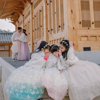 Awal 2024, Surya Insomnia mengajak sang istri beserta anak-anaknya pergi liburan ke luar negeri. Ia pun mengatakan kebahagiaannya bisa tercipta kalau istri dan anak-anak bahagia. Foto: Instagram @suryainsomnia/@fajarpamungkaspic