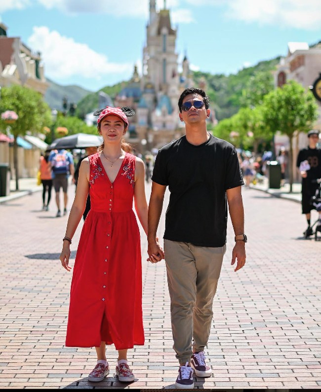 “Berkali kali nanya.. “happy ga yang”. cuma buat make sure dia happy,anak anak happy. karena idup gw ya gitu gitu aja,bikin mereka happy,” tulis Surya di Instagram. Foto: Instagram @suryainsomnia/@fajarpamungkaspic