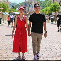 “Berkali kali nanya.. “happy ga yang”. cuma buat make sure dia happy,anak anak happy. karena idup gw ya gitu gitu aja,bikin mereka happy,” tulis Surya di Instagram. Foto: Instagram @suryainsomnia/@fajarpamungkaspic