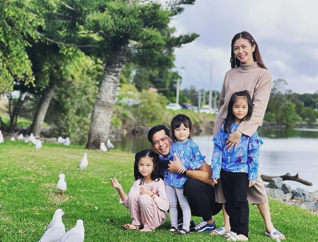 Selain bersama istri, Surya Insomnia tak jarang membagikan momen dengan anak-anaknya. Ia selalu hadir di setiap momen berharga dari perayaan istri maupun anak-anaknya.