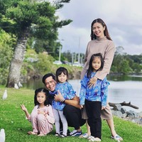 Selain bersama istri, Surya Insomnia tak jarang membagikan momen dengan anak-anaknya. Ia selalu hadir di setiap momen berharga dari perayaan istri maupun anak-anaknya.