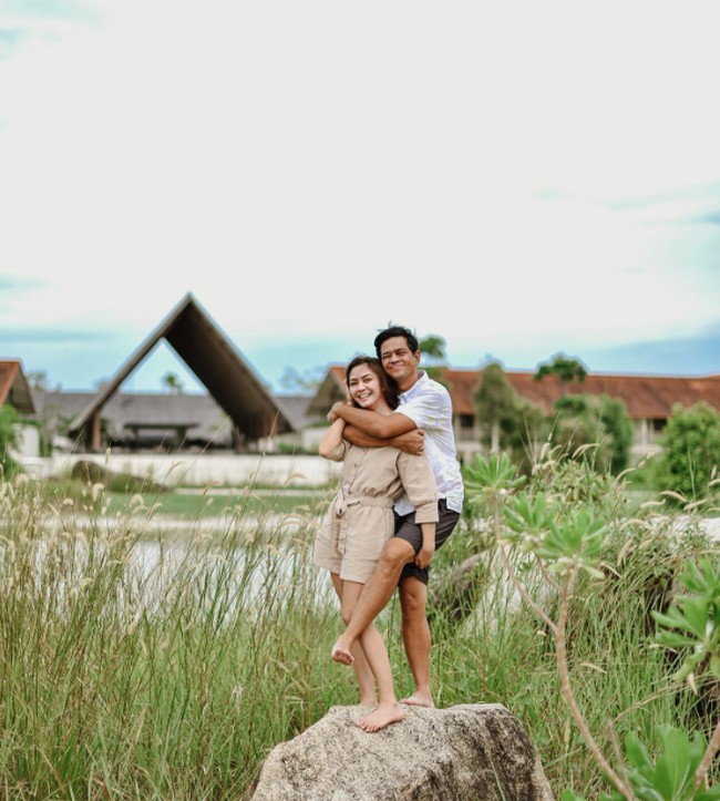 Beberapa netizen juga mengaitkan kesetiaan Surya Insomnia dengan rezeki yang deras. “Makanya makin terkenal makin banyak rezekinya memulyakan istrinya segitunya ini yg bikin syirik perempuan di luar sana..” komentar akun Instagram @esti*****