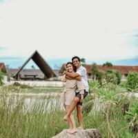 Beberapa netizen juga mengaitkan kesetiaan Surya Insomnia dengan rezeki yang deras. “Makanya makin terkenal makin banyak rezekinya memulyakan istrinya segitunya ini yg bikin syirik perempuan di luar sana..” komentar akun Instagram @esti*****