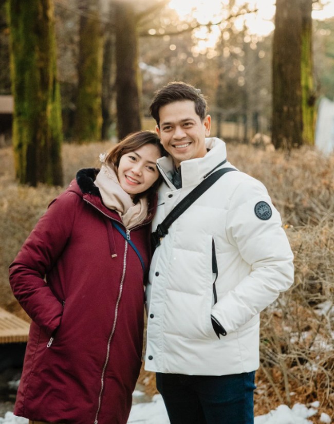 Sejak menikah di 2013, Surya Insomnia dan Tyara Renata jauh dari gosip rumah tangga. Pernikahan mereka tampak harmonis selama 10 tahun. Foto: Instagram @suryainsomnia/@fajarpamungkaspic