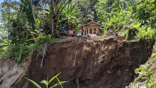 Tanah longsor di Dusun Batu Kemalik Desa Bukit Tinggi dekat pembangunan proyek Bendungan Menintig Lombok Barat, NTB. (Ahmad Viqi/detikBali).