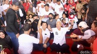 Para nelayan pun antusias dengan dialog tersebut.